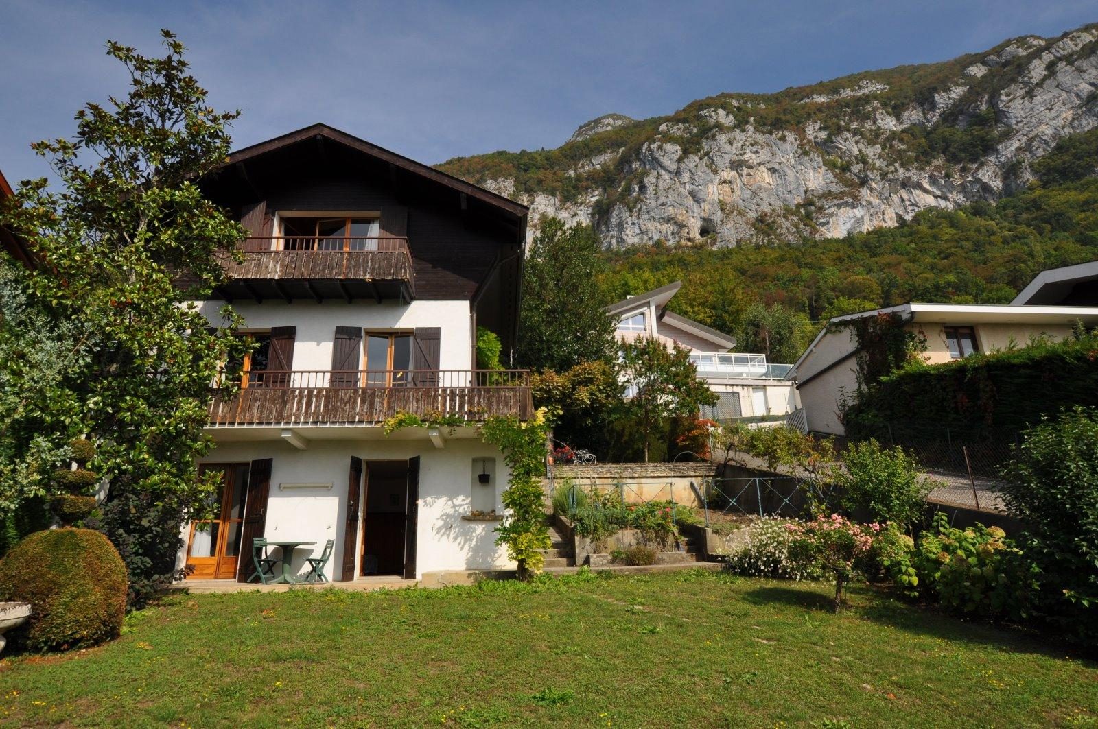 Villa de 1930 à vendre à Veyrier-du-lac 110 m² sur 650 m² de terrain au calme avec vue lac